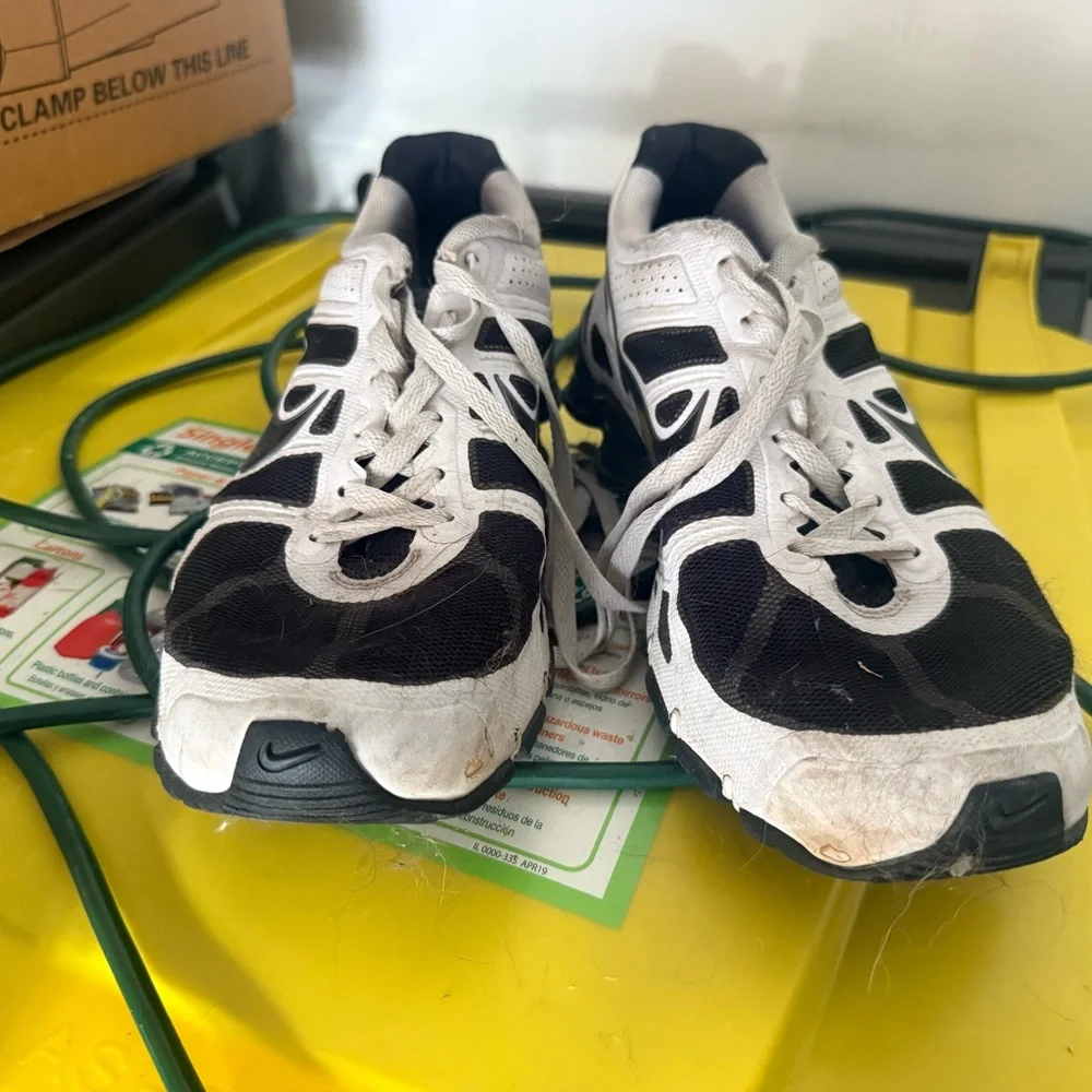 Nike Shox White and Black in good shape size 11